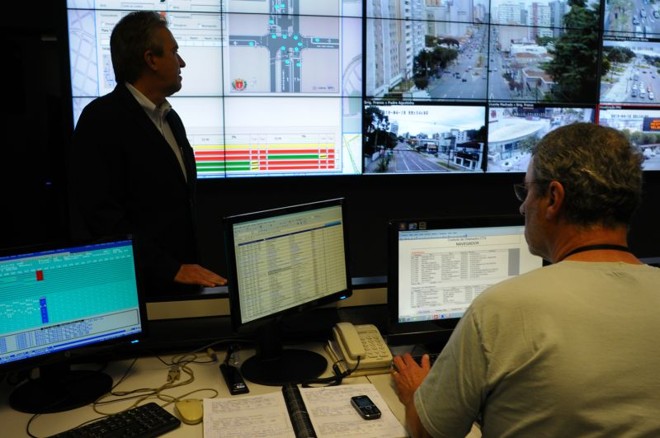 Aliado ao sistema externo, uma central com computadores monitora o tráfego nas ruas atendidas pelo sistema |