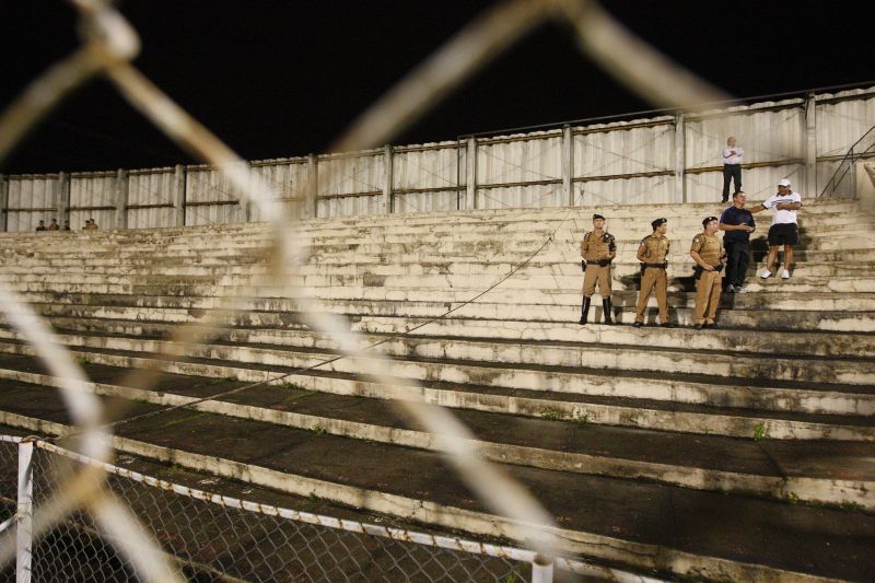 Atletiba de torcida única do primeiro turno, na Vila Capanema: jogos com baixa presença de público e com bilheteria no vermelho deram o tom do Campeonato Paranaense de 2012 | Daniel Castellano/ Gazeta do Povo