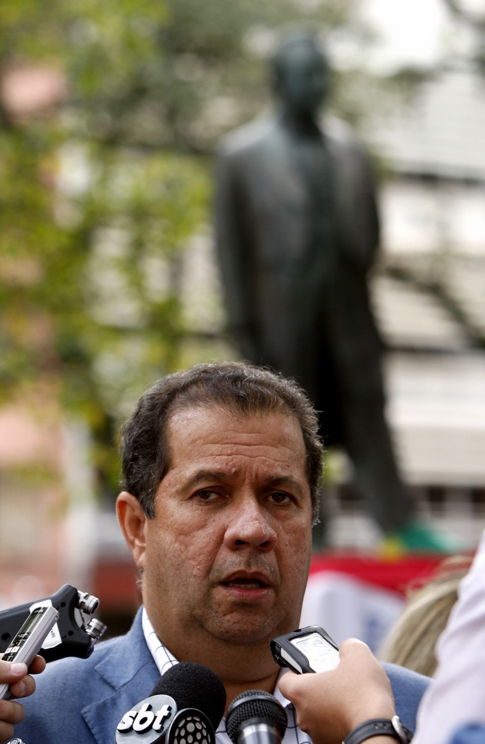 Ex-ministro Carlos Lupi em entrevista na Praça Tiradentes, em Curitiba, durante a comemoracao dos 150 anos do nascimento de Getúlio Vargas. | Hugo Harada/Gazeta do Povo