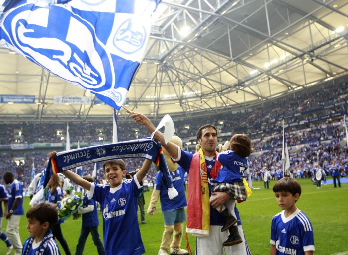 Raul é homenageado pela torcida na despedida do Schalke 04 | Reuters