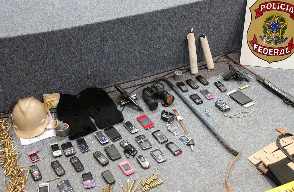 Celulares, dinheiro e armas estão entre os objetos apreendidos | Divulgação / Polícia Federal