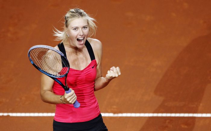 Sharapova comemora o último ponto na final contra Azarenka em Sttutgart | Reuters
