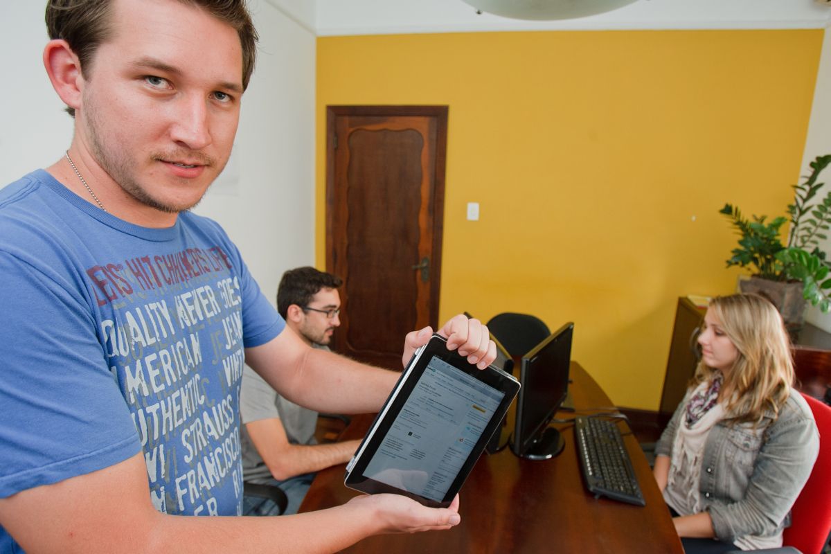 Fernando Kanarski usa o LinkedIn para recrutar estagiários. Ele aconselha a não colocar informações pessoais nas redes ou deixá-las visíveis só para os amigos | Henry Milleo / Gazeta do Povo