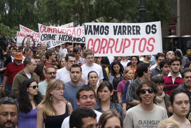 Marcha Contra a Corrupção em 2011: manifestantes com cartazes protestaram nas ruas de Curitiba. | Marco André Lima/ Gazeta do Povo