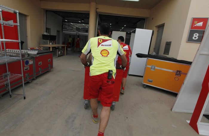 Técnicos da Ferrari começam a preparar o box em Shakhir: escuderia aposta na escolha certa de pneus no Bahrein | Hamad I Mohammed / Reuters
