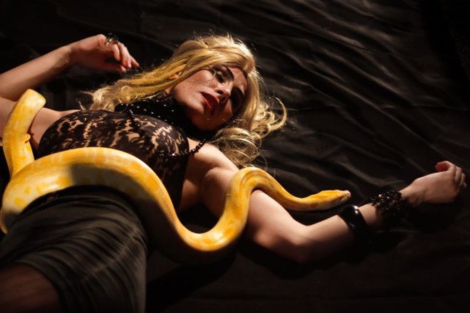 Atrizes contracenam com o protagonista de À Meia-noite Levarei Teu Cadáver em vídeo |