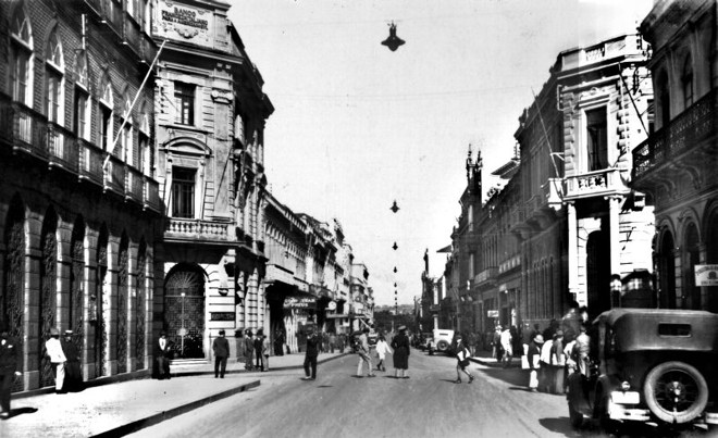 Rua XV de Novembro esquina com Monsenhor Celso. Os pedestres conviviam em paz com os automóveis, em foto de 1930 |