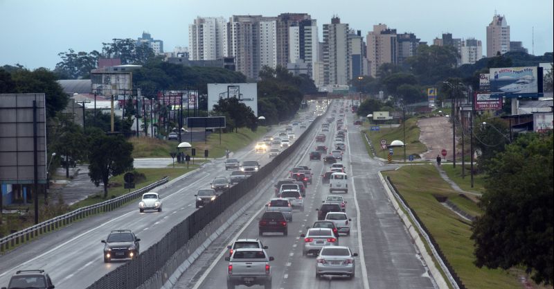 Entre sexta (27) e terça-feira (1), 80 mil veículos devem passar pelos dois sentidos da BR-277, que liga Curitiba ao Litoral do Paraná | Daniel Caron/Gazeta do Povo