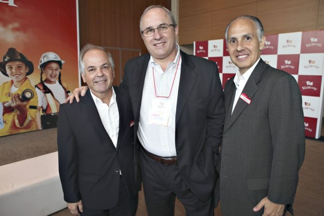 O diretor de marketing e comunicação do Clube Atlético Paranaense, Mauro Holzmann (ao centro), foi a São Paulo prestigiar o lançamento da pedra fundamental da primeira franquia da mexicana KidZania no Brasil, comandada pelos executivos Emílio Medina (à esq.) e Teophilo Azeredo (à dir.). Até 2015 eles pretendem levar o projeto da minicidade para outras capitais, entre elas Curitiba |