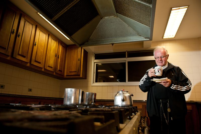 Padre Patrick na cozinha da Comunidade Beato Sarnelli, preparando chá: Desculpe, sou irlandês. | Marcelo Andrade/Gazeta do Povo