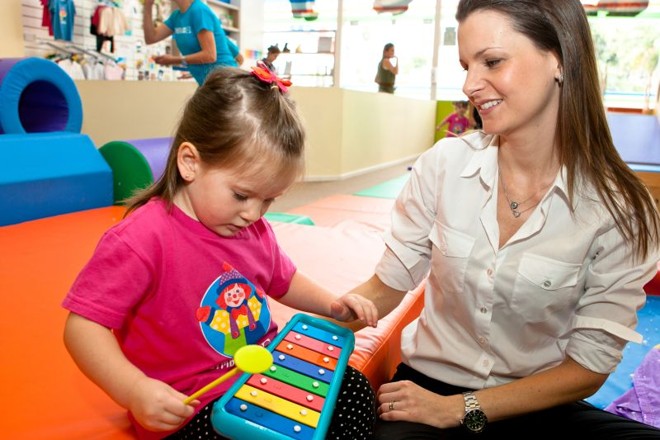 Elisa Losso, de 2 anos, com a mãe Thaís: estímulo em casa e na escola |