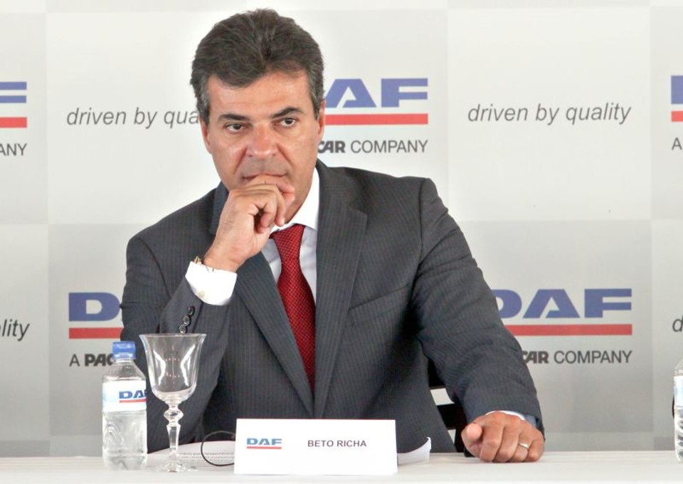 Governo contraria lei e substitui brasão do PR Richa: frase sobre PMs é só exemplo mais recente de frases polêmicas dos nossos políticos. | Josue Teixeira