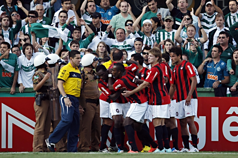 O Atletiba do Couto Pereira, apitado por Antonio Denival de Morais, é um dos jogos reclamados pelo Atlético | Albari Rosa / Gazeta do Povo