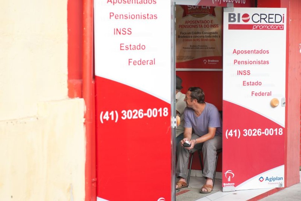 Financeira que oferece consignado, no Centro de Curitiba | Marcelo Andrade/ Gazeta do Povo