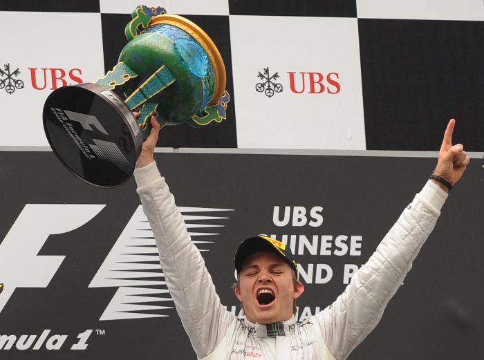 O alemão Nico Rosberg, da Mercedes, comemora a primeira vitória de sua carreira na F1 conquistada neste domingo no GP da China | Peter Parks/AFP