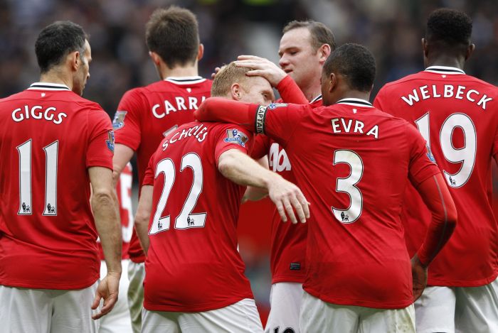 O camisa 22, Paul Scholes, comemora com a equipe do Manchester seu gol na partida deste domingo | Darren Staples/Reuters