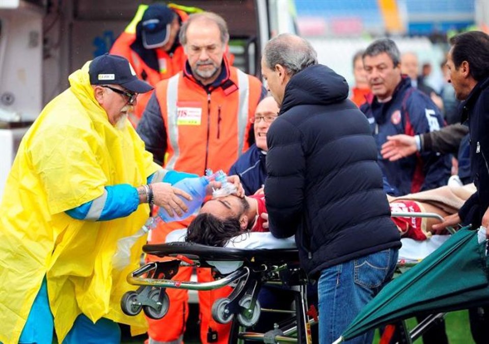 Viatura policial impedia a entrada da ambulância no estádio, o que atrasou o atendimento a Morosini | MASSIMILIANO SCHIAZZA / EFE