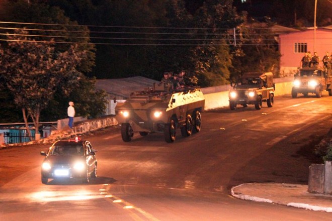 Militares usam até tanque blindado para patrulhar as ruas e os bairros do município | 
