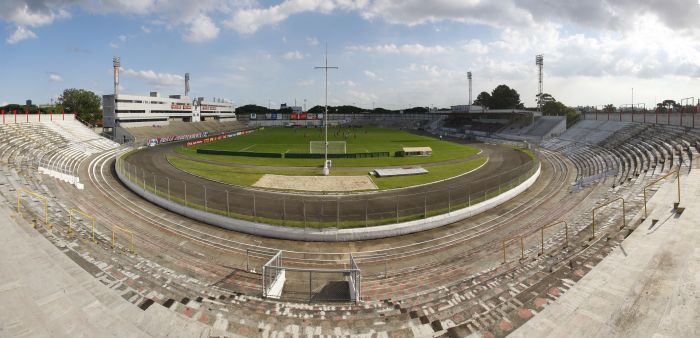Instalação de oito novas câmeras de segurança, conforme exigÊncia da CBF, darão capacidade à Vila para 17 mil pessoas | Daniel Castellano / Gazeta do Povo