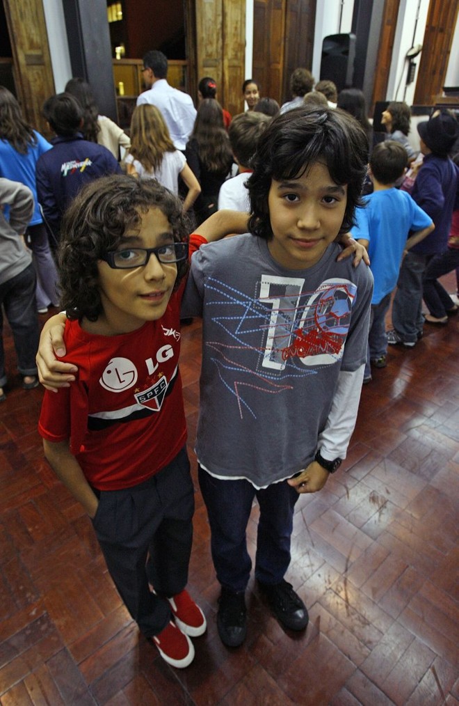 Os irmãos Joaquim e José Eduardo Worms Costa, respectivamente, de 8 e 11 anos, vão juntos ao ensaio do coral |