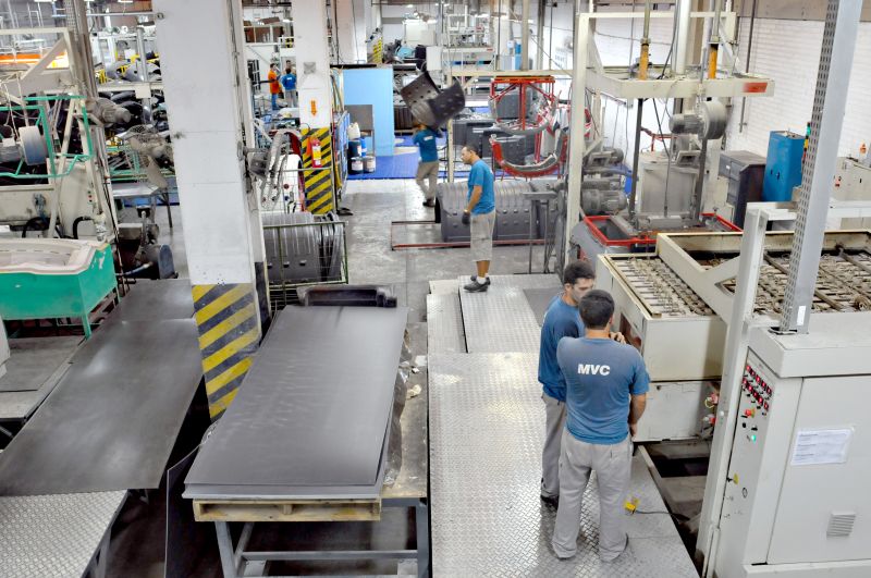 Linha de produção da empresa, na RMC. Maior parte da receita vem da indústria automotiva, mas isso deve mudar | Daniel Caron/ Gazeta do Povo