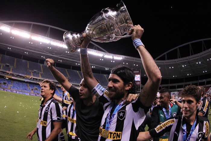 Loco Abreu com o troféu da Taça Rio: uruguaio diz que invencibilidade serve para calar os críticos | Fernando Soutello/AGIF