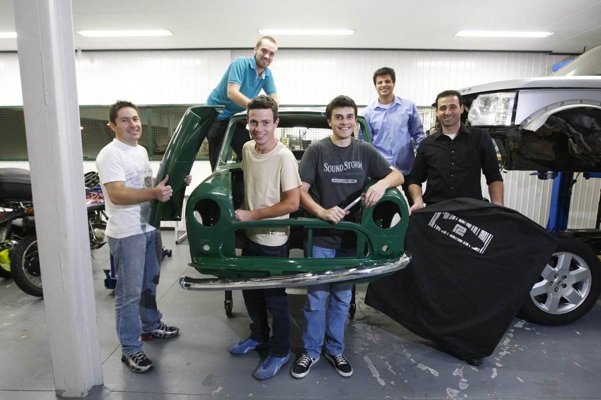 Estudantes de engenharia costumam estar com roupas casuais e rodeados de tecnologia. Na foto, estudantes de Engenharia Mecânica da Tuiuti | Daniel Castellano / Gazeta do Povo