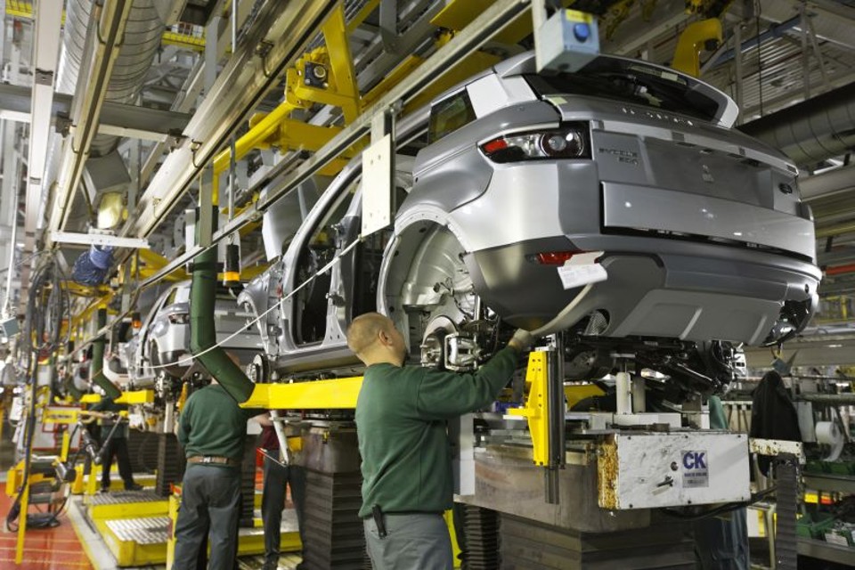 Montagem do Evoque, modelo mais vendido do Brasil, na fábrica de Halewood, no Reino Unido | Arquivo/ Gazeta do Povo