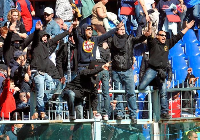Ultras do Genoa protestaram durante a partida com o Siena, o que interrompeu a partida | EFE