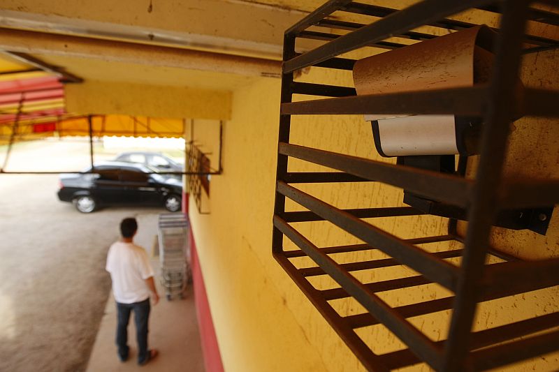 Comerciantes e moradores do bairro Ipanema, em Piraquara, afirmam viver com medo depois da onda de assaltos na região. Neste mercado, câmeras de segurança flagraram a ação dos bandidos | Daniel Castellano / AGP / Agencia de Noticias Gazeta do Povo