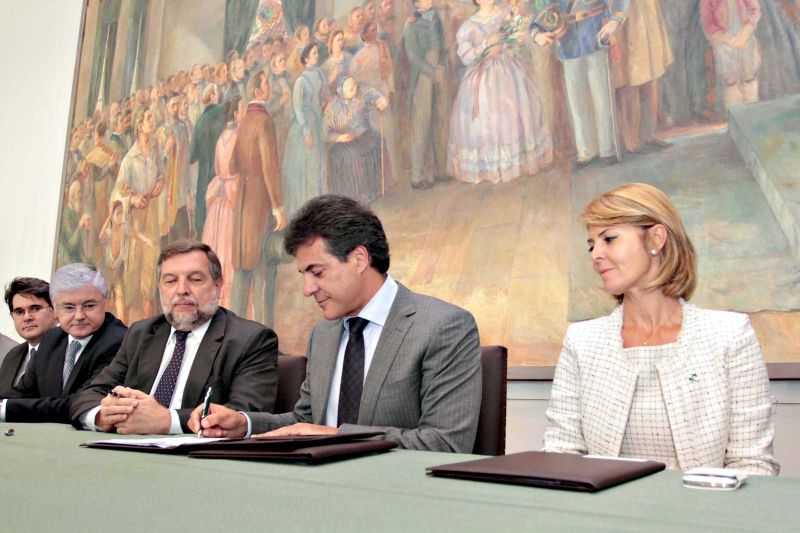 Assinei um contrato de gestão com os paranaenses quando fui candidato a governador do Paraná. Fui eleito porque aprovaram as propostas que eu apresentei para todo o estado.Beto Richa(PSDB-PR), governador do Paraná, na foto entre o vice-governador, Flávio Arns, e a primeira-dama, Fernanda | Rogério Machado/SEDS