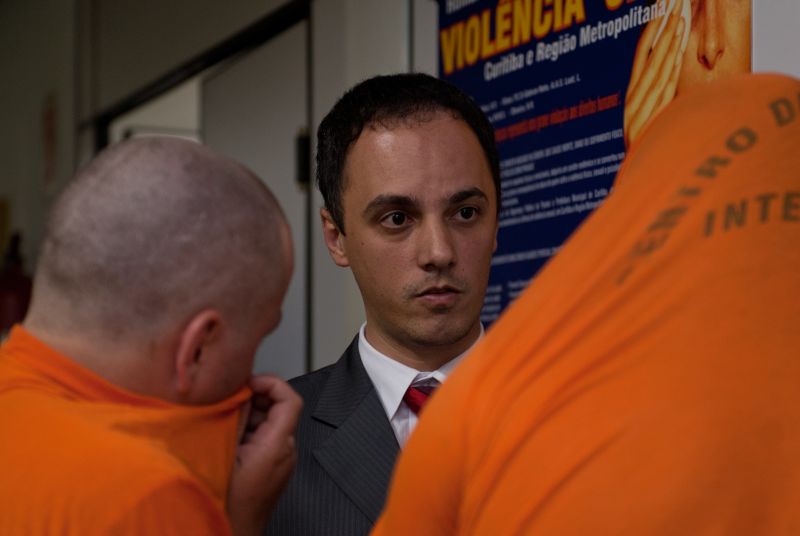 Dois homens, detidos pela polícia, estiveram no último dia 19- acompanhados de seu advogado de defesa, Cleverson Greboggi Cordeiro (de frente, na foto) - para fazer exame de corpo de delito no Instituto Médico Legal, em Curitiba. Eles acusam policiais do Gaeco de tortura | Marcelo Andrade/Gazeta do Povo