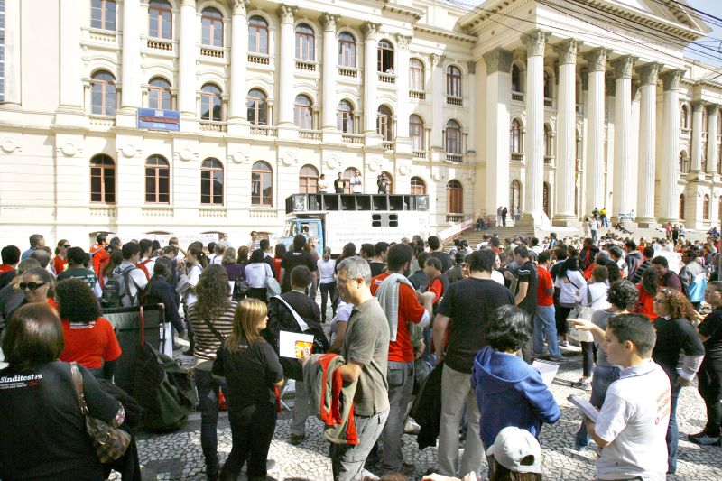 Manifestantes saíram da Praça Santos Andrade em passeata | Henry Milleo / Gazeta do Povo
