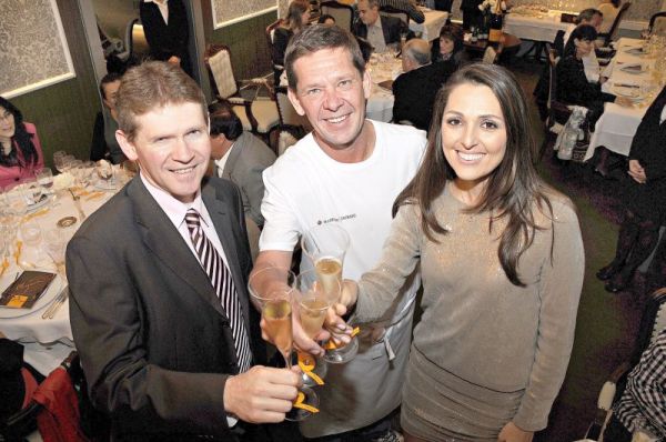 Dominique Demarville (à esq.), chef de cave da Maison Veuve Clicquot, brinda com o chef Junior Durski e sua mulher, Kethlen, no jantar realizado na quinta-feira no restaurante Durski para a avant-première da safra 2004 e dos champagnes vintages 1980 e 1990 | Kraw Penas