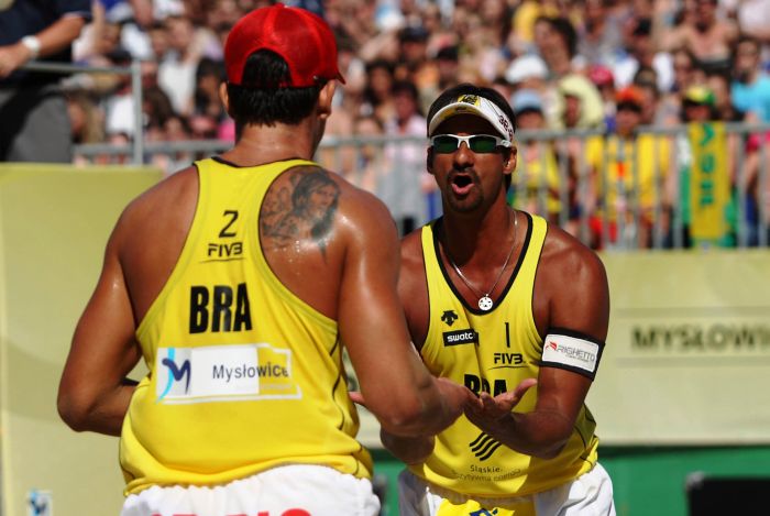 Ricardo comemora com Pedro Cunha ponto na final contra Marcio e Pedro Solberg na etapa polonesa do Circuito Mundial de Vôlei de Praia | FIVB