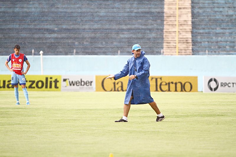 Cláudio Tencati orienta os jogadores do Londrina no treino | Gilberto Abelha/ Jornal de Londrina