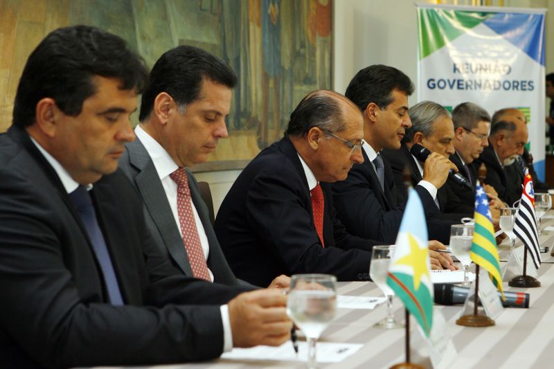 Dos 8 governadores do PSDB, só Teotônio Vilela (Alagoas) faltou ao encontro. Em primeiro plano estão José de Anchieta (Roraima), Marconi Perillo (Goiás), Geraldo Alckmin (São Paulo) e Richa | Henry Milleo/ Gazeta do Povo