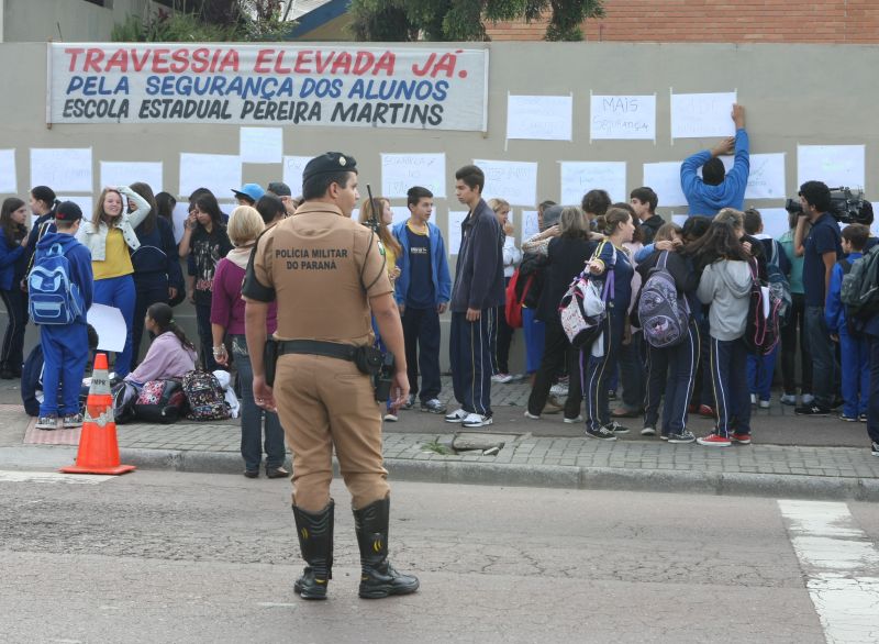 Pais, alunos e professores fizeram protesto em frente à Escola Estadual Maria Pereira Martins, na Avenida Anita Garibaldi, no bairro Barreirinha, em Curitiba. Vários estudantes já foram atropelados em frente ao colégio | Aniele Nascimento/Agência de Notícias Gazeta do Povo