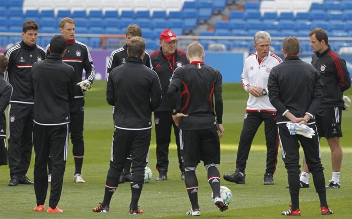 Jupp Heynckes (de branco) conversa com os jogadores do Bayerne de Munique: time está confiante para a partida com o Real Madrid | efe