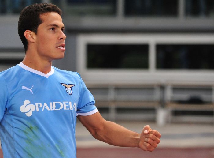Lesão muscular na coxa esquerda pode tirar Hernanes dos amistosos do Brasil | AFP