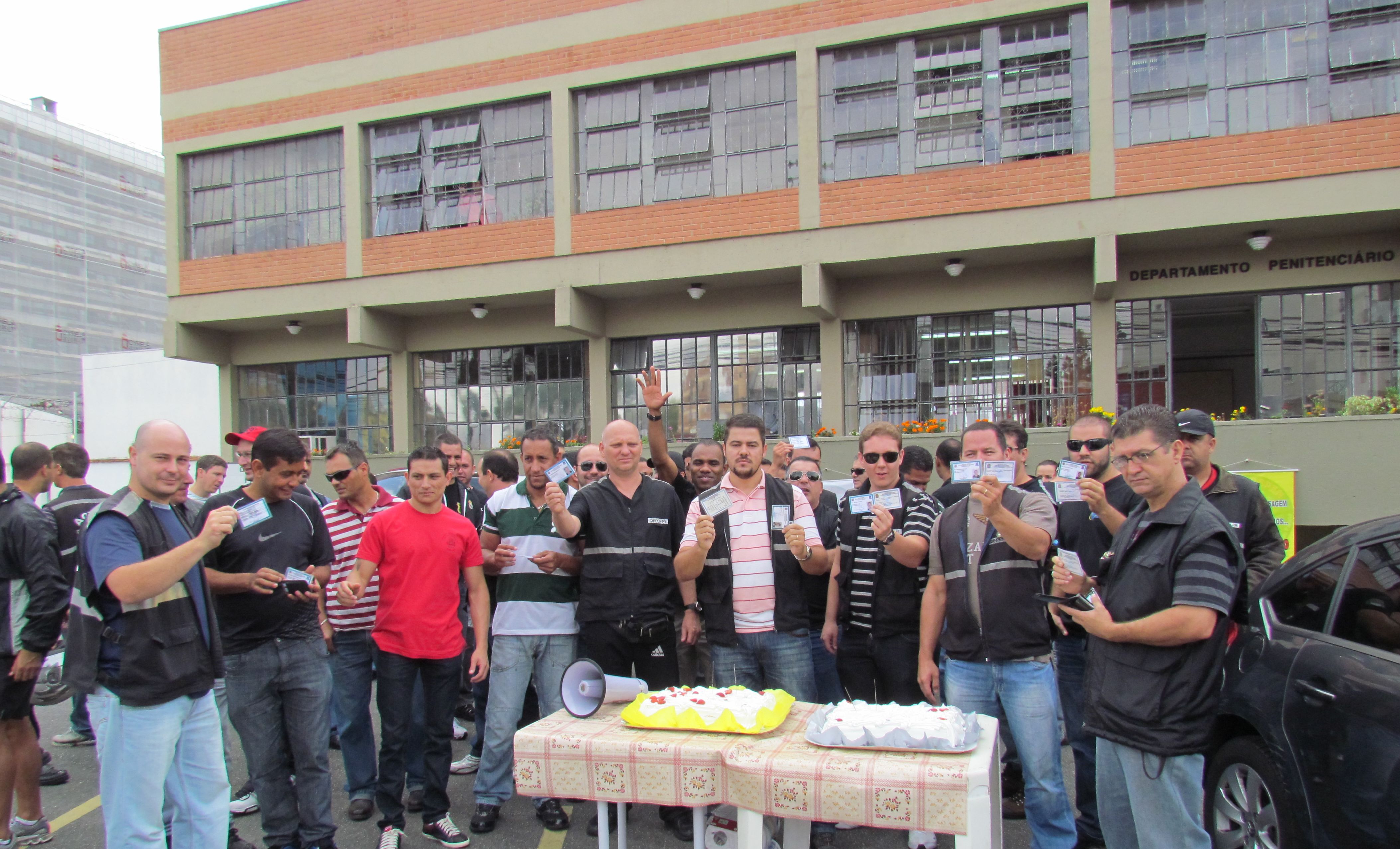 Manifestantes se reuniram para protestar contra o não cumprimento da lei que permite que a categoria porte de arma de fogo fora do horário do trabalho | Divulgação/Sindarspen