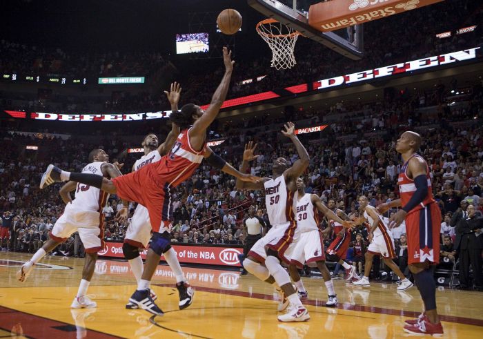 Nenê marca o ponto no fim do jogo que definiu a vitória do Wizards sobre os Heats | Reuters