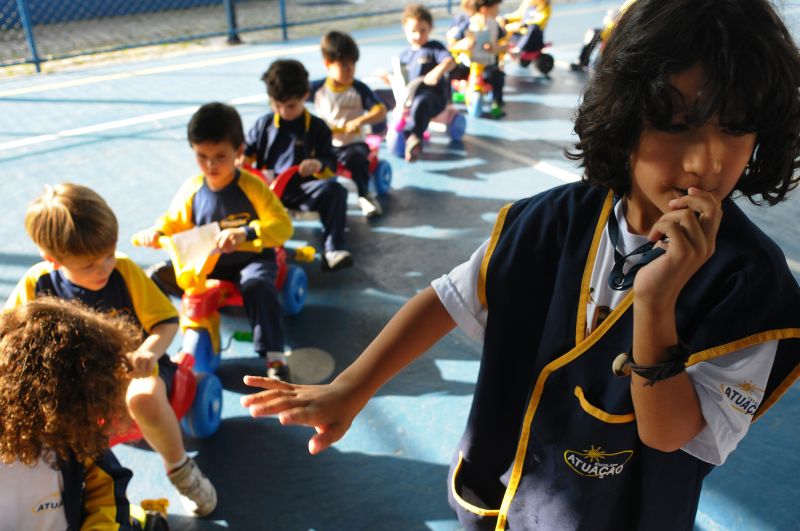 Em cima de triciclos, alunos da escola Atuação aprendem regras e participam de um circuito no ginásio do colégio para simular o dia a dia dos motoristas | Daniel Caron/ Gazeta do Povo