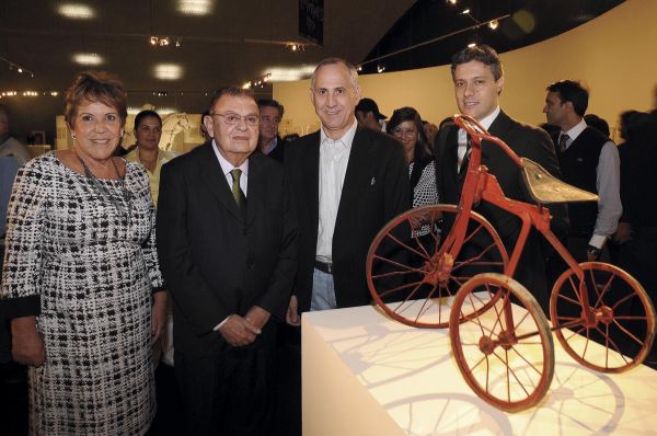 A diretora do Museu Oscar Niemeyer, Teca Sandrini, João Lazzarotto (irmão de Poty), o secretário da Cultura do Paraná, Paulino Viapiana, e o advogado Luiz Gustavo Vidal Pinto, da Fundação Poty Lazzarotto, na abertura da exposição Poty, de todos nós, no último dia 29, no MON. Aproximadamente 800 itens do artista paranaense fazem parte da mostra, que permanece em cartaz até 5 de agosto | Kraw Penas/SEEC.