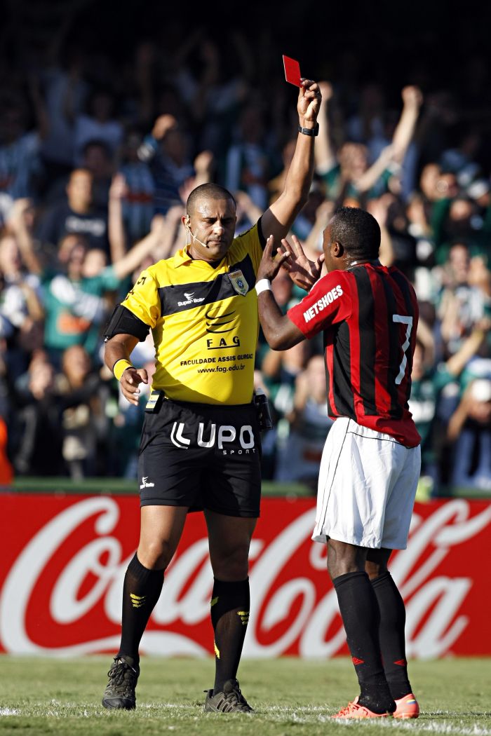 Guerrón é expulso do Atletiba após chutar Lucas Mendes | Albari Rosa / Gazeta do Povo