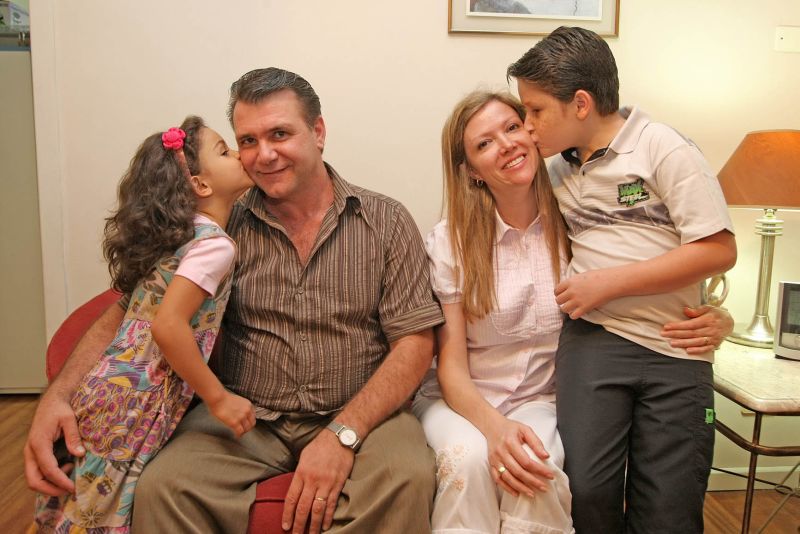 Os psicólogos Sandra Mara e José Henrique Volpi com os dois filhos: eles também nos adotaram. | Hugo Harada / Gazeta do Povo