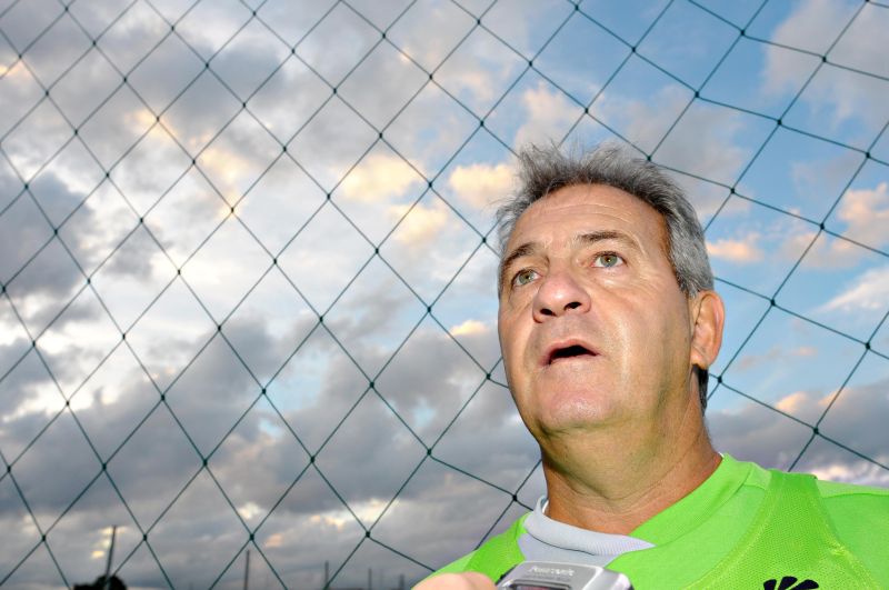 O auxiliar-técnico Cleocir Santos, o Tico, será titular no comando do Alviverde, amanhã | Daniel Caron/ Gazeta do Povo
