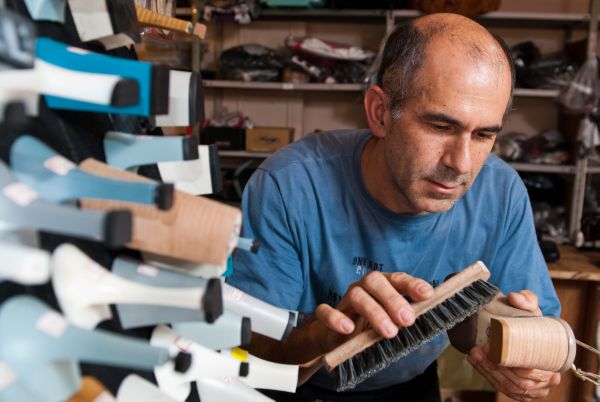 O sapateiro Noel Jardim de Almeida, 50 anos, está no mercado desde 1984 | Marcelo Andrade / Gazeta do Povo