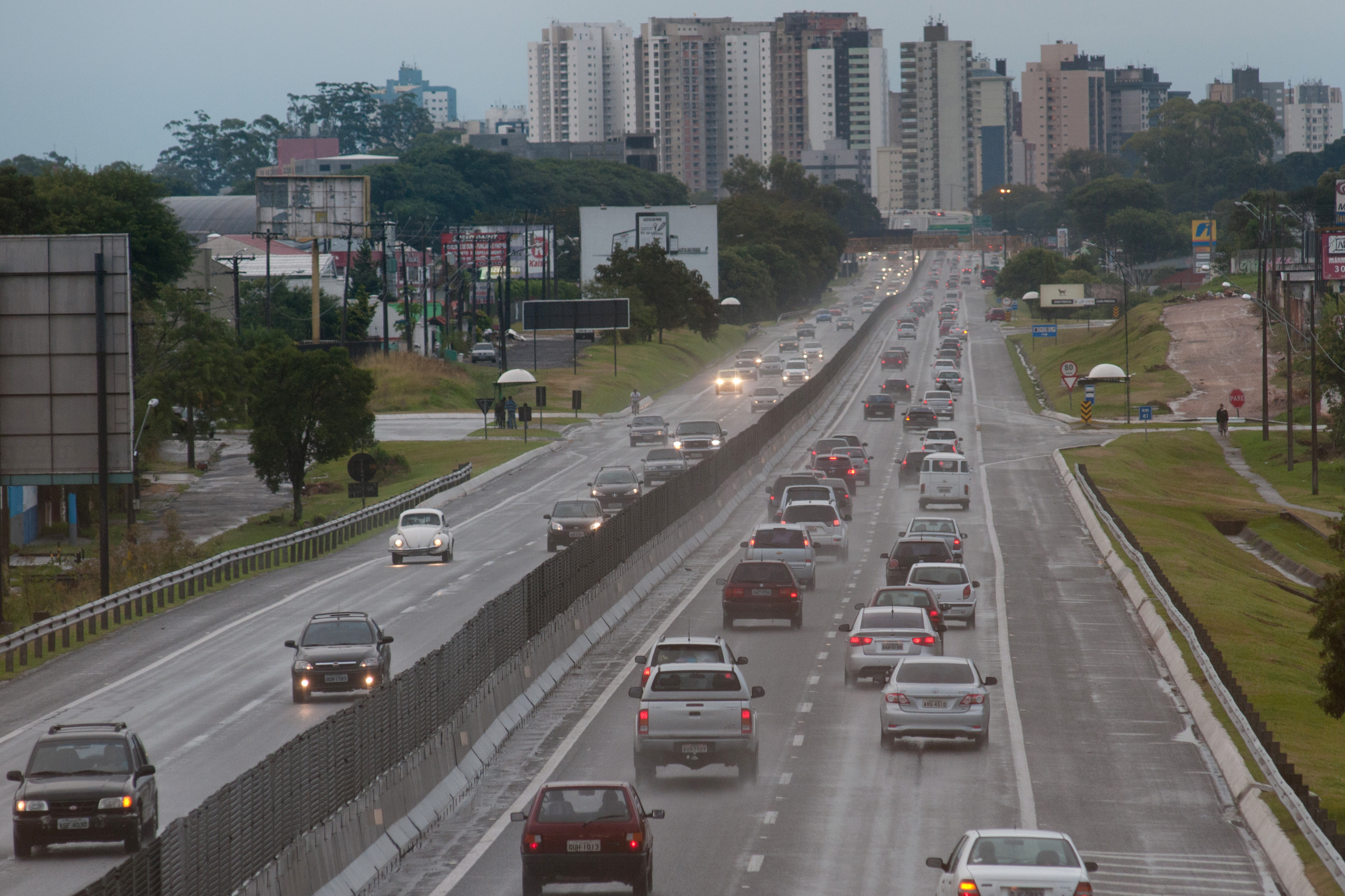 Movimento é intenso nas rodovias do Paraná | Daniel Caron/ Gazeta do Povo