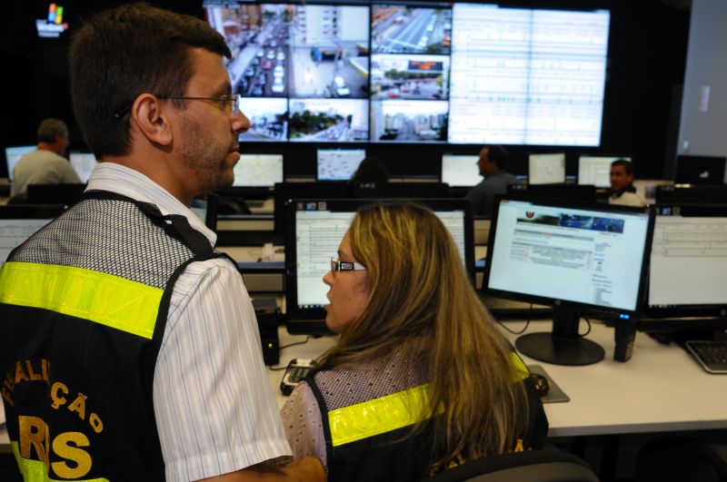 Aliado ao sistema externo, uma central com computadores monitora o tráfego nas ruas atendidas pelo sistema | Daniel Caron/Agência de Notícias Gazeta do Povo